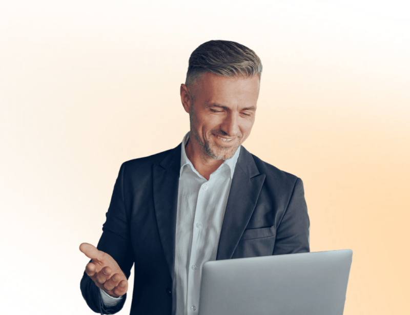 Geschäftsmann mit Laptop vergleicht Zeiterfassungssoftware